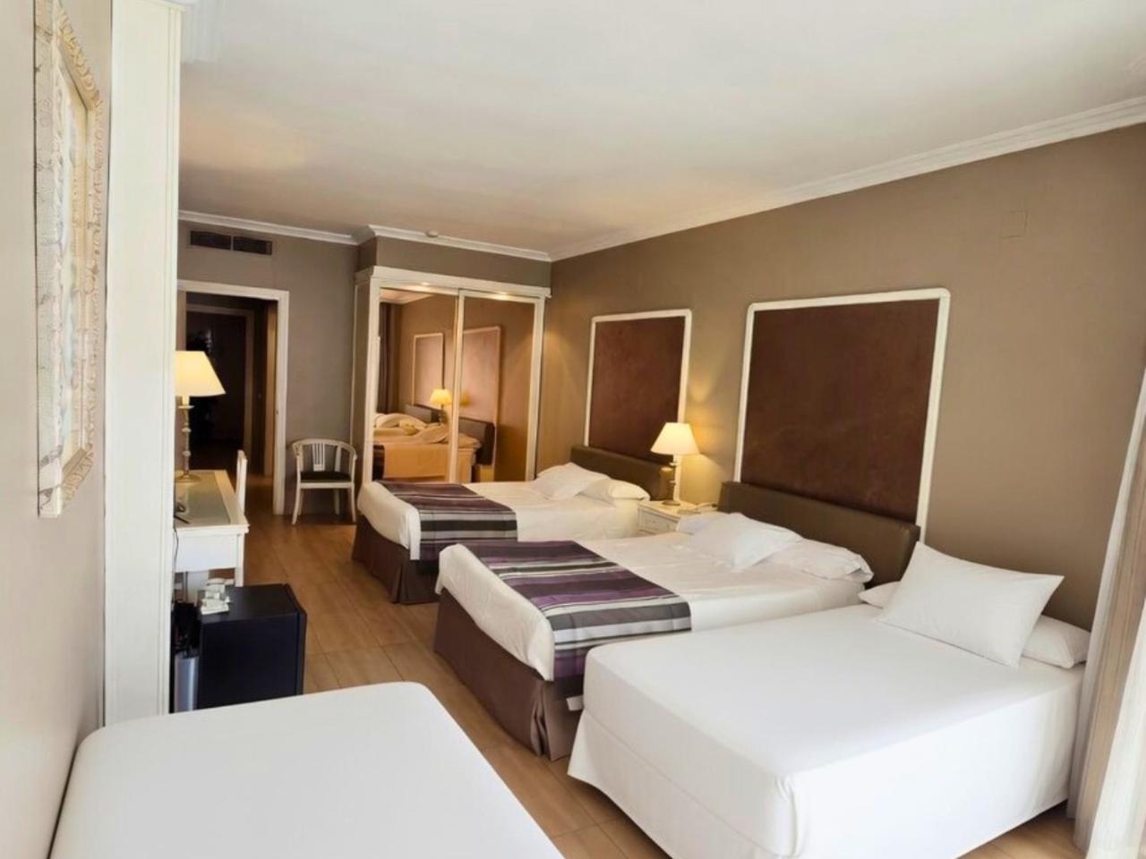 Double Room 2 Extra Beds,1765574753:JPEG