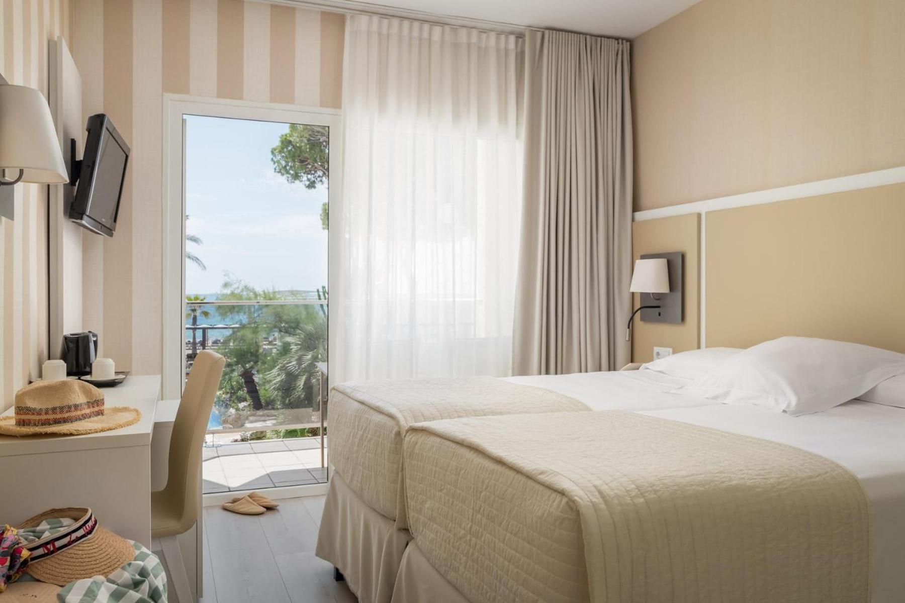Double or Twin Room Pool Sea View